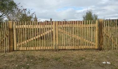 Authentieke dubbele poort in kastanjehout