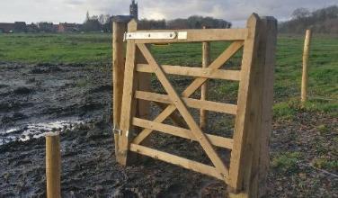 Portillon battant en chêne pour clôturer un champ.